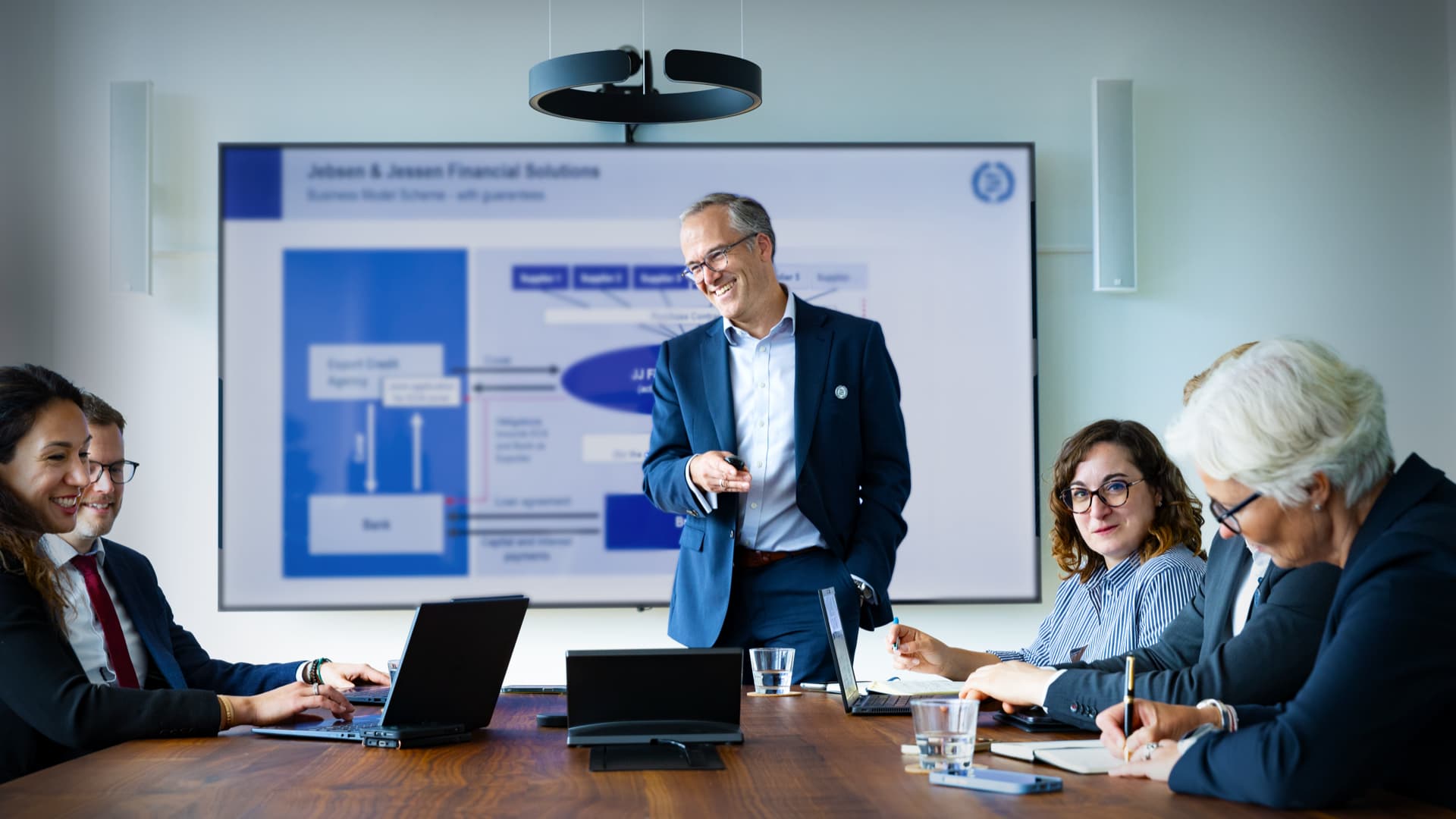 Das Team von Jebsen & Jessen Financial Solutions bespricht eine ECA-Finanzierungsstruktur